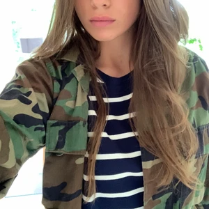 Armt jacka - Skitsnygg army jacka köpt i London för ca 400 svenska kronor! Bra skick, snygg till hösten 😚 Skriv för fler bilder! 💕