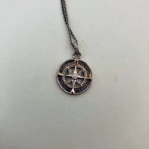 Halsband Tomas Sabo - Silvrigt halsband i märket Tomas Sabo, därav äkta silver. Knappt använt så därför finns inga repor eller skador. Frakt står köparen för :)