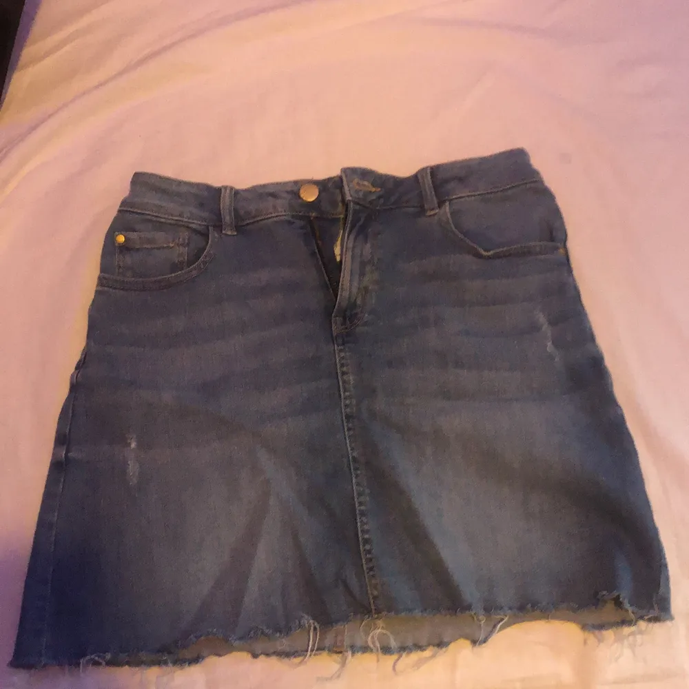 blå jeans kjol från Lindex :) storlek 158/164. Andvänds pga att den är för liten. . Kjolar.