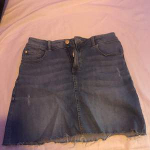 blå jeans kjol från Lindex :) storlek 158/164. Andvänds pga att den är för liten. 