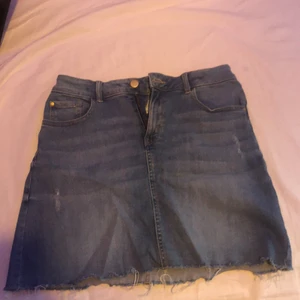 blå jeans kjol  - blå jeans kjol från Lindex :) storlek 158/164. Andvänds pga att den är för liten. 