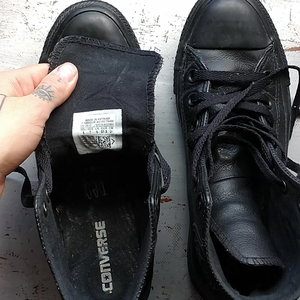 Helsvarta Converse i läder som jag knappt använt då jag inte trivs i dem. . Skor.