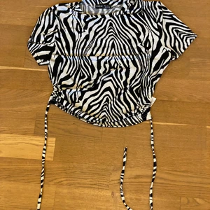 SHEIN ZEBRA TRÖJA - SÄLJER SNYGG TRENDIG TRÖJA FRPN SHEIN. aldrig använd bra skönt material storlek M