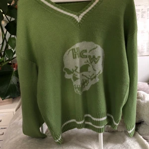 Sweatshirt   - Säljer min jätte fina sweatshirt då den inte kommit till  användning. Bra kvalitet och helt oanvänd, väldigt skönt mjukt material💖 tar Swish står inte för posten slarv💞