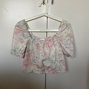 Topp - Blommig topp från h&m, storlek S🤍