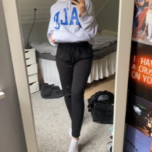 Svarta kostymbyxor  - 💜Svarta kostymbyxor med snörning i storlek S. Kontakta mig ifall du har frågor!