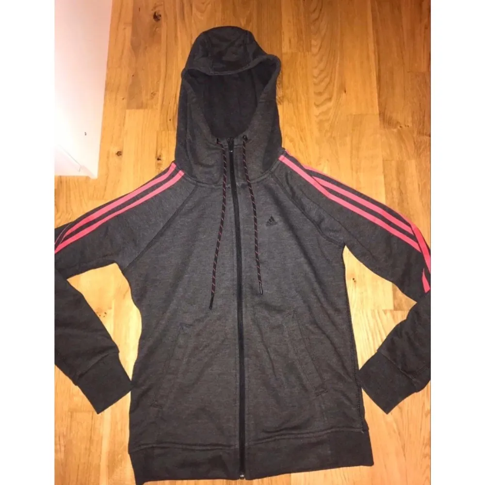 Adidas kofta i perfekt skick säljs för endast 200kr! (Knappt använd) Storlek: XS 🖤💗. Hoodies.