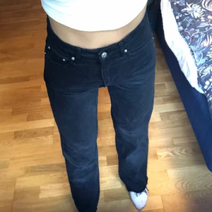 Svarta jeans - Svarta högmidjade och raka jeans med lite vidare ben💕💕 Från ginatricot i storlek 34. Har klippt dem i benen någon cm för att de var väldigt långa för mig men de är fortfarande ganska långa. Jag är 165 cm (korta ben). Säljer dem eftersom de tyvärr blivit för små runt höfterna på mig://. Ett plus är att ludd och hår inte fastnar!!