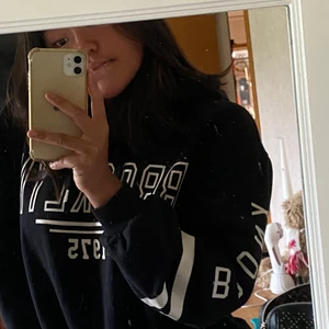 Hoodie  - En svart hoodie i storlek XL då jag ville ha en mer oversized tröja. Jag har vanligtvis storlek S-M i hoodies så den funkar även om man vill ha den mer oversized. 