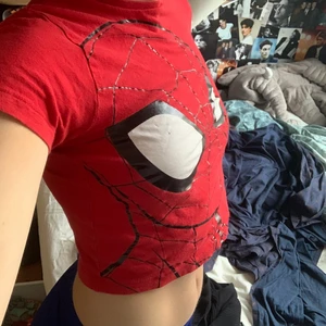 Spiderman Bby Tee - Gullig röd Baby Tee👹
