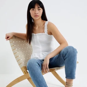 Vitt linne KappAhl strl XS - Säljer ett vitt linne från KappAhl i storlek XS. I nyskick med prislappen kvar.