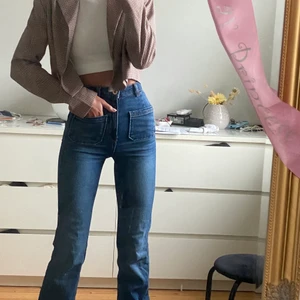 Slutsålda Zara jeans! - Intressekoll på mina otroligt snygga slutsålda Zara jeans!! Otroligt snygga och älskar modellen på jeansen. Dem har två fickor i fram men även slits nere vid fötterna! Jag är 165 och bär strl 32. Budgivning på dessa som startar på 150kr och sker i kommentarerna!🤍 köparen står för frakt (66kr)🥰