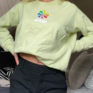 Sweatshirt från Nike  - Asball tröja från Nike i bra skick. Tryck uppe på bröstet i olika färger. 