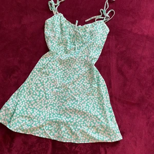 S-M - Fin klänning. Oanvänd. Helt nya 