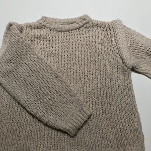 Stickad tröja från zara - Stickad tröja från zara men är ganska nopprig, har kommit väldigt mycke till användning, i begagnat skick!