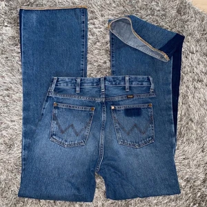 Wrangler jeans retro - Säljer mina favorit jeans, köpta 2018! Säljer pga för små, får inte på mig jeansen längre, därför inga bilder hur dom sitter på, har några från länge sedan. Köpta för 1299kr. W28 L32. Eve köpare står för frakt! ❤️buda eller köp direkt för 600kr.❤️