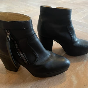 Acne Pistol  - Boots från ACNE, modell Pistol. Äldre modell men knappt använda och i superfint skick. Superbekväma. Säljes pga att jag aldrig använder dom. Först till kvarn! 
