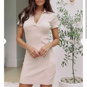 Ribbstickad klänning strl. ONESIZE -  klänning från chiquelle som aldrig är använd. Storlek onesize så passar alla. Köptes för 399kr säljer för 150 + frakt