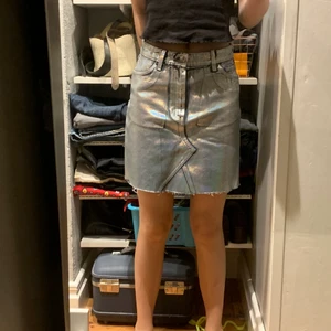 Glittrig Jeanskjol - Kjol från Monki för många år sen, knappt använd!