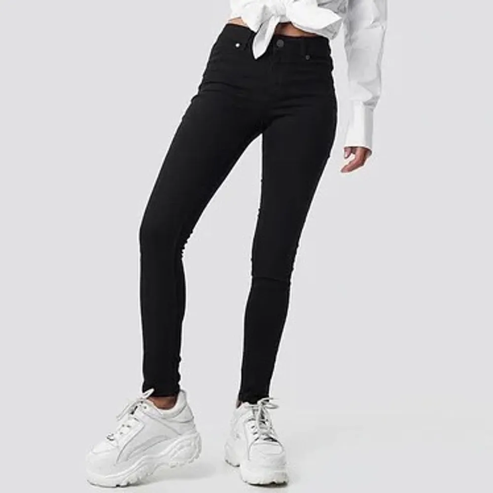 Helt oanvända svarta jeans från Cheap Monday med tags kvar 🖤 ”Sustainable spray on, mid spray, mid rise/skinniest, stretchiest/softest”. Storlek 28-29. . Jeans & Byxor.