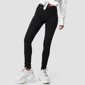 Cheap Monday jeans storlek 28-29 - Helt oanvända svarta jeans från Cheap Monday med tags kvar 🖤 ”Sustainable spray on, mid spray, mid rise/skinniest, stretchiest/softest”. Storlek 28-29. 