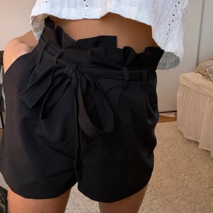 Superfina kostym shorts med snöre  - Superfina kostym shorts från BikBok i storlek XS, skulle passa mindre S. Osäker på priset men nypris är över 300kr. Passar till det mesta ❤️ 