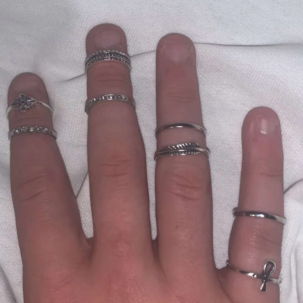 Ringar som självklart är helt oanvända och säljer dom riktigt billigt för den kvaliten ringsrns har,riktigt fina,vid köp över 100kr så är frakt gratis och skickar även med en extra ring😍🔥💍❗️❗️❗️. Accessoarer.