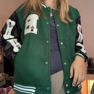 Grön varsity jacka🐉💕 - Säljer denna sjukt snygga varsity jacka!!! Köptes för någon månad sen och bara använd i några timmar! Köpt på amazon💕 strl M men sitter som en S skulle jag säga! Väldigt bra skick och kvalité💅🏻💃🏼 priset är exklusive frakt! Priset för frakten kan diskuteras☺️