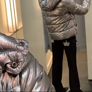 Lågmidjade byxor  - Lågmidjade byxor med kronor på rumpan , Köpta secondhand , As fint skick och långa i benen! Innerbenslängd 84cm. Köparen står för frakt ❤️ bud: 370 köpt dirket 400 