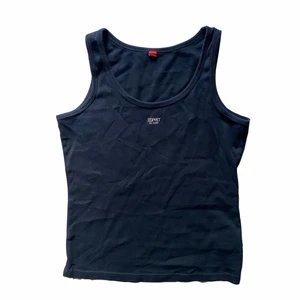 esprit linne! - svart linne från esprit, storlek L. ser aningen blått ut men är svart irl💘 frakt tillkommer på 48:-