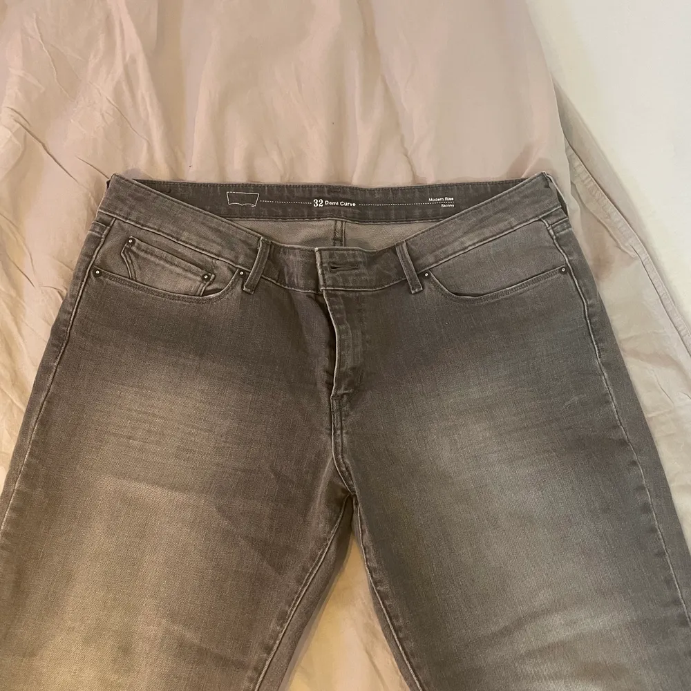 dessa jeans har en snygg grå tvätt, dem är lågmidjade och endast testade! så dem är i jättebra skick! dem sitter fint, modellen heter Demi Curve, Modern Rise, Skinny, skriv privat för fler bilder och frågor . Jeans & Byxor.