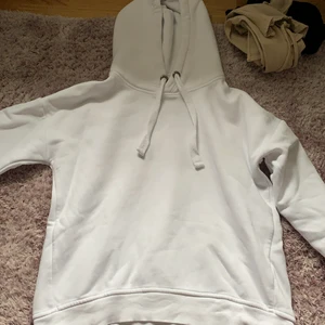 Vit Hoodie - Använd 2 gånger, säljer för har en annan och använder ej denna. Helt vanlig basic vit hoodie som är gosig. 