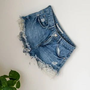 Jeansshort strlk 36  - Superfina högmidjade jeansshorts ! 😍❤️