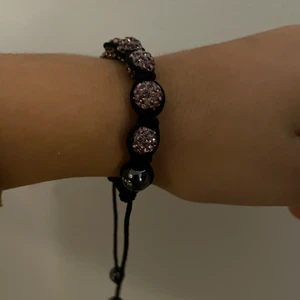 Armband  - Säljer detta super snygga armband i rosa lila stenar, går även att justera så den passar. 