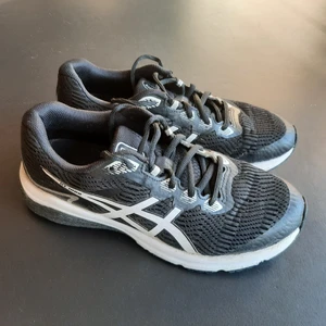 Asics GT-1000 strl 40 - Asics GT-1000 löparskor. Använda ca 3 gånger. Inget tecken på slitage förutom I sulan. Säljer pga för små.