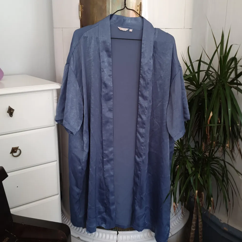 såå skön blå kimono! märkt som L men sotter fint oversized på small å medium också🌻 speciellt fin å ta på över en klänning för lite boho vibes💙. Toppar.