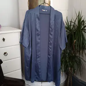 såå skön blå kimono! märkt som L men sotter fint oversized på small å medium också🌻 speciellt fin å ta på över en klänning för lite boho vibes💙