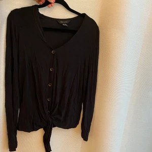 Tröja med knappar - Behövs strykas. Köpt från Nelly och kommer från New look. Strl 36 men passar även människor med större storlekar. 