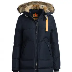 Hej! Säljer min parajumpers jacka long bear i storlek xs (funkar som s). Den är använd i två vintrar men är i ett väldigt bra skick, som ny! Den är köpt för 10 tusen kronor på Johnells hemsida. Väldigt ny och fräsch inte alls märkbart att den är använd. Knappar och stickers medföljer. Fler bilder kan skickas.