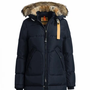 Parajumpers longbear - Hej! Säljer min parajumpers jacka long bear i storlek xs (funkar som s). Den är använd i två vintrar men är i ett väldigt bra skick, som ny! Den är köpt för 10 tusen kronor på Johnells hemsida. Väldigt ny och fräsch inte alls märkbart att den är använd. Knappar och stickers medföljer. Fler bilder kan skickas.