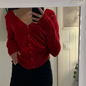 Röd kofta från h&m - Röd kofta från H&M. Använd flera gånger, köparen står för frakten, Betalning via swish 