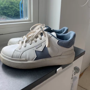 Stjärn sneakers🌟 - Jättefina vita sneakers med stjärnor! Köpta i våras och ganska använda! Går nog att fixa till lite mer så då blir renare💓