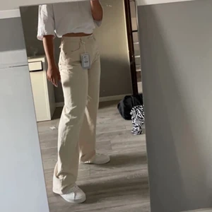 Pull&Bear jeans strl 38 - Skiitsnygga beiga jeans från Pull&Bear jag köpte nyss här på plick. Tyvärr är de för stora på mig då jag oftast har storlek 34/36 på jeans. (De två första bilderna är lånade) Hör gärna av dig om fler bilder! <3