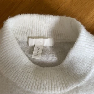 Mysig vit stickad tröja - Super skön vit stickad tröja, använd ett få tal gånger.