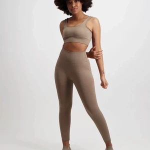 Aimn tränings byxor i stl s  - Tränings byxor i färgen Espresso bara använda ett fåtal gånger säljer pga inte kommer till användning.  Ny pris 599kr. Budgivning från 250kr. Köparen betalar för frakt. Bilder tagna från hemsida för egna bilder skriv ett meddelande.💗