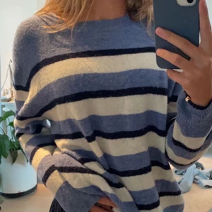 Randig Tjocktröja  - Säljer denna randiga tröjan som är köpt på Afound, super skönt material funkar även som storlek M