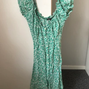 Klänning Gina Tricot - Jättefin grön klänning från Gina Tricot som tyvärr blivit för liten för mig.