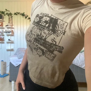 Liten beige T-Shirt ❤️❤️ - Säljer denna lilla tshirt som jag tidigare köpt här på plick❤️❤️ Är storlek S och den sitter lite tajt 💕💕