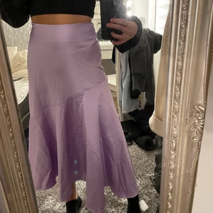Lila kjol  - Jättefin Lila kjol ifrån monki storlek 34, använd ett fåtal gånger. 