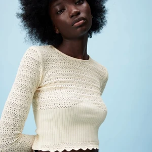 Stickad tröja zara - Säljer min superfina stickade tröja från zara, jätte fin passform skriv för mer bilder, ett litet hål på tröjan finns (kolla bild 3)💕💕